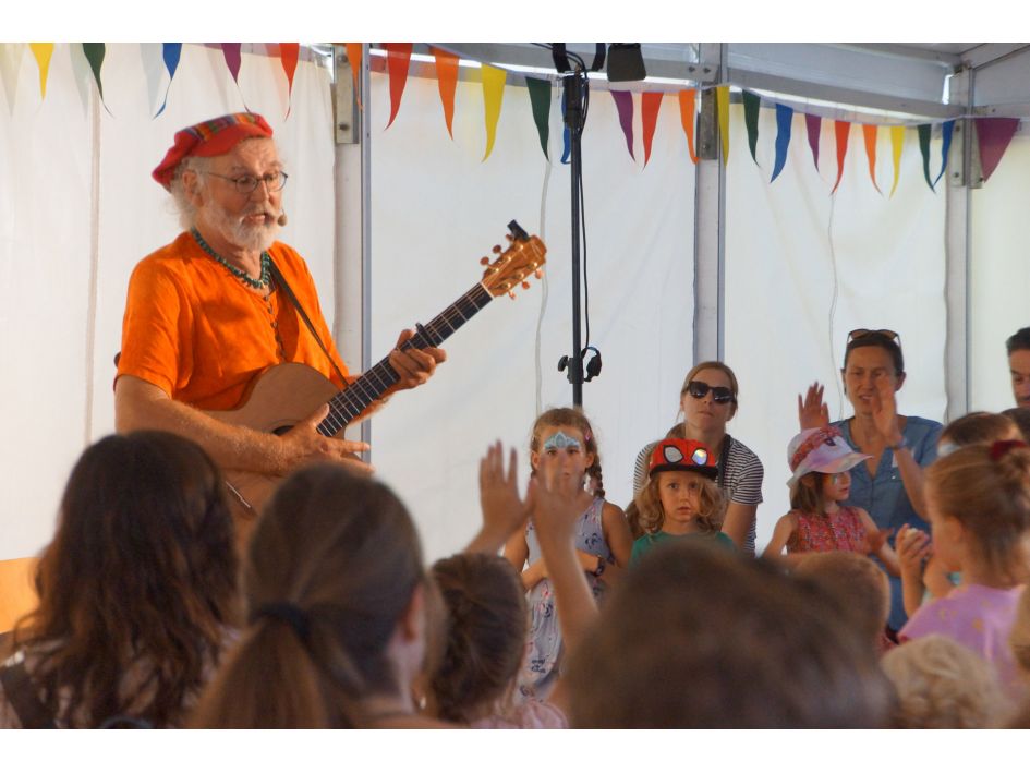 Geschchten, Familien- und  Abendkonzert mit Linard Bardill. Foto: Stiftung 3FO (FK).