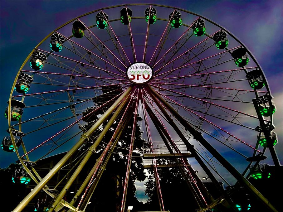 Das Riesenrad auf dem Kreuzackerplatz war ein Publikumsmagnet. (Foto: Fabian Simon)