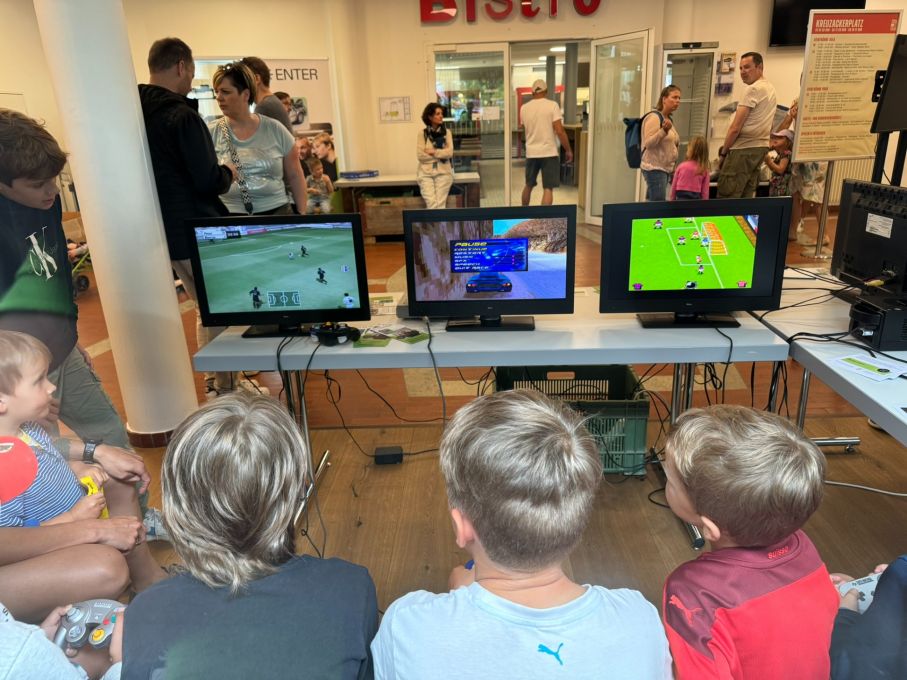 Im Foyer des BBZ-Bistro war Retro Gaming angesagt. (Foto: Stiftung 3FO - FK)