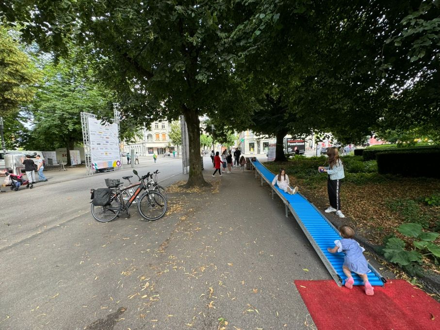 Kinderpakete mit A-Post geliefert: Die Röllelibahn! (Foto: Stiftung 3FO - FK)