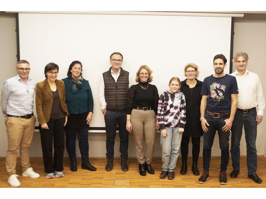 Die Jury mit den drei Ideengebern: Martin Räber (Piazza Circulaire), Prof. Dr. Franziska Bertschy (FHNW), Rosmarie Zimmermann (Amt für Umwelt), Rolf Fröhlicher (HESO), Alessia Bärtsch (Idee "Green Growth Challenge"), Christine Flury (Idee "Rezeptbuch zur Förderung von Biodiversität") mit ihrer Tochter, Michael Gähler (Idee "Biodivers vernetzt"), Burkhard Behr (Stiftung 3FO).