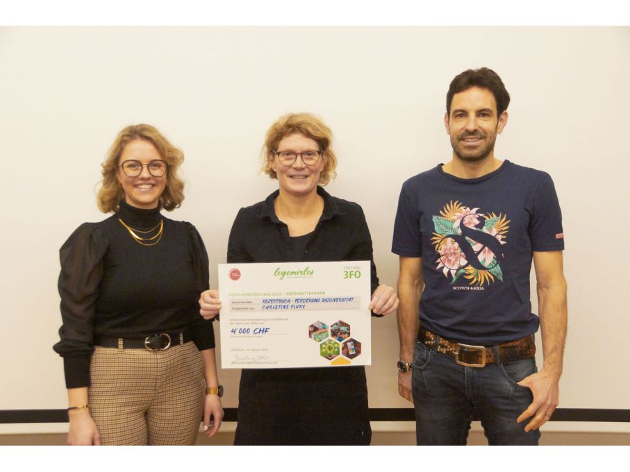 Die Gewinnerin Christine Flury (mitte) mit Alessia Bärtsch (links, dritter Platz) und Michael Gähler (rechts, zweiter Platz)